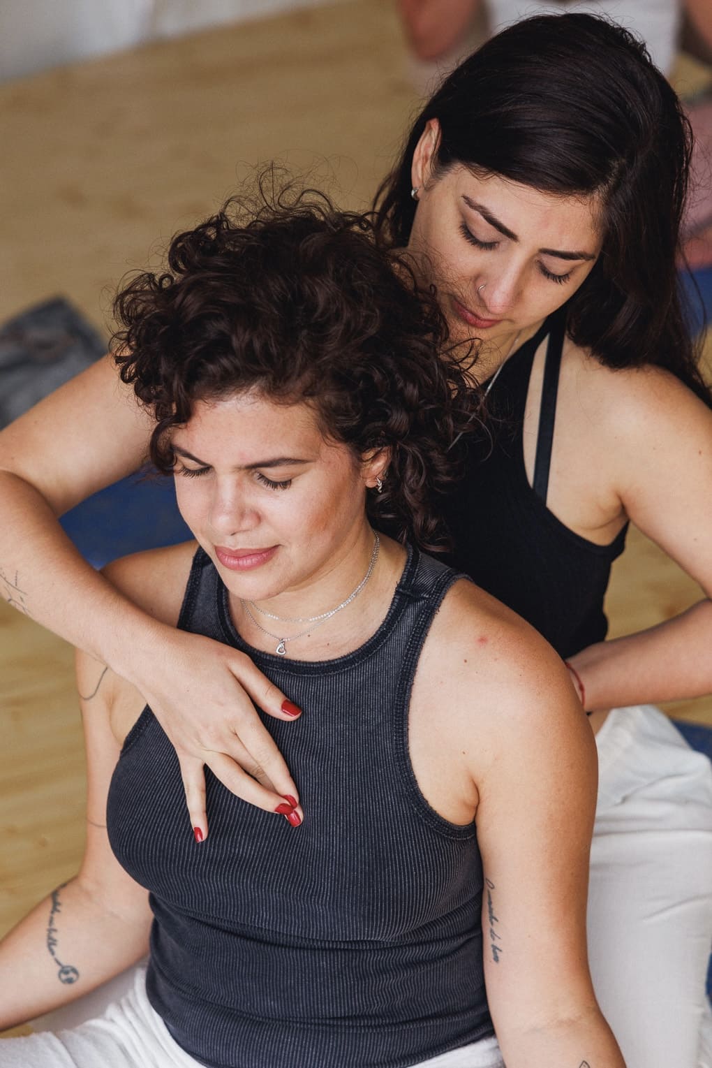 Pessoas de mãos dadas em conexão