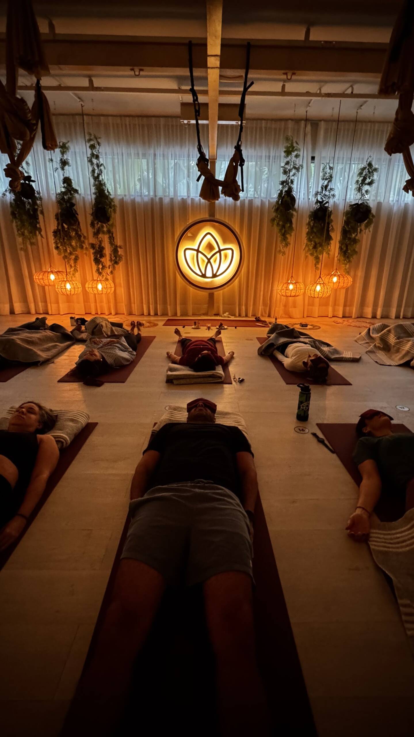 Mulher em pose de yoga com visual energético